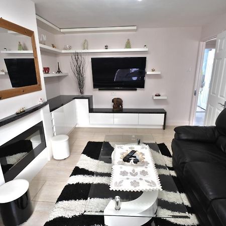 Immaculate 2-Bed Apartment In Isleworth By River Екстер'єр фото