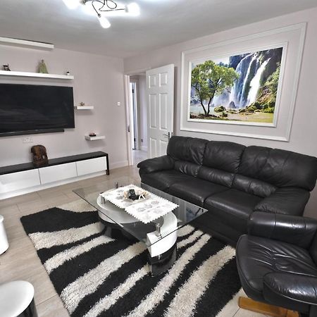 Immaculate 2-Bed Apartment In Isleworth By River Екстер'єр фото