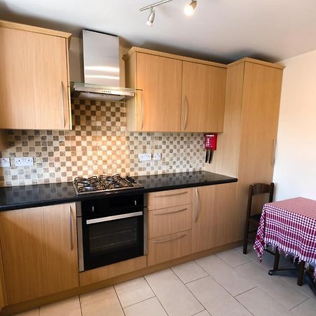 Immaculate 2-Bed Apartment In Isleworth By River Екстер'єр фото