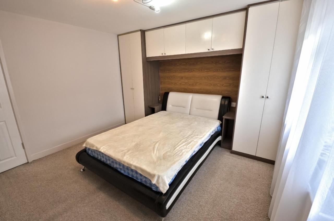 Immaculate 2-Bed Apartment In Isleworth By River Екстер'єр фото