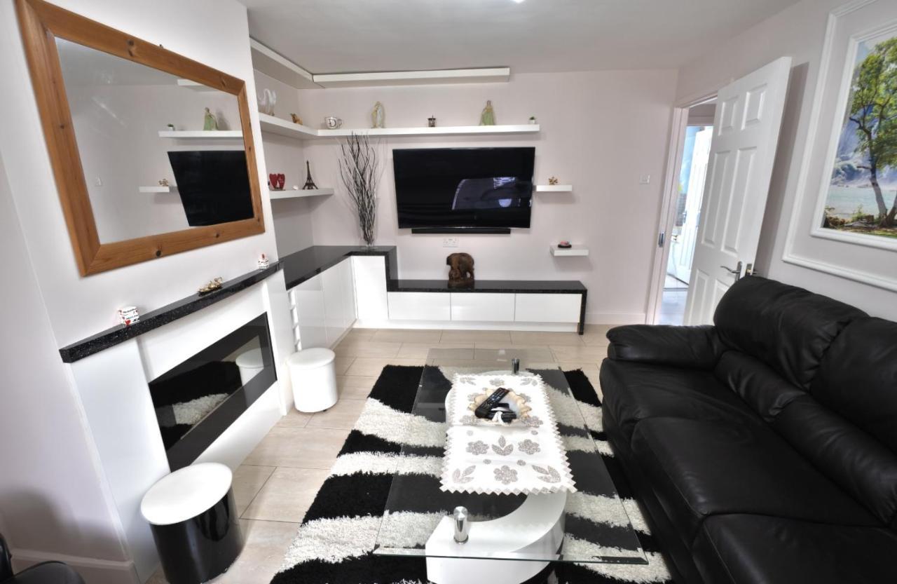 Immaculate 2-Bed Apartment In Isleworth By River Екстер'єр фото