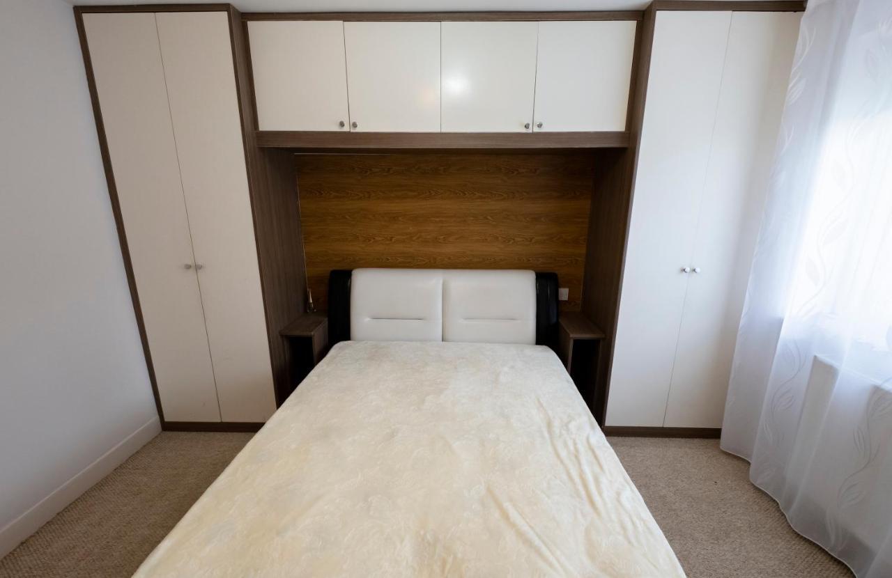 Immaculate 2-Bed Apartment In Isleworth By River Екстер'єр фото