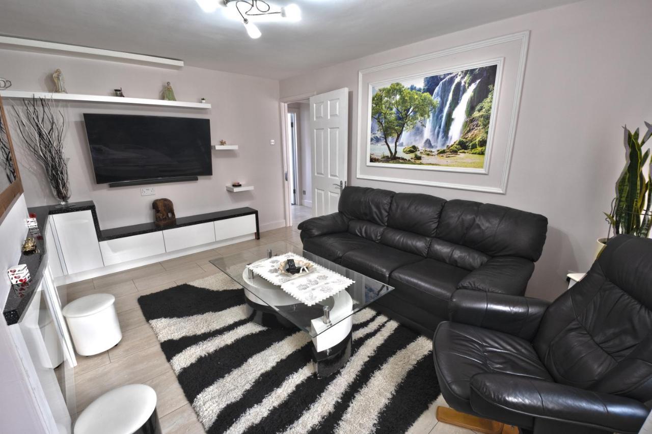 Immaculate 2-Bed Apartment In Isleworth By River Екстер'єр фото