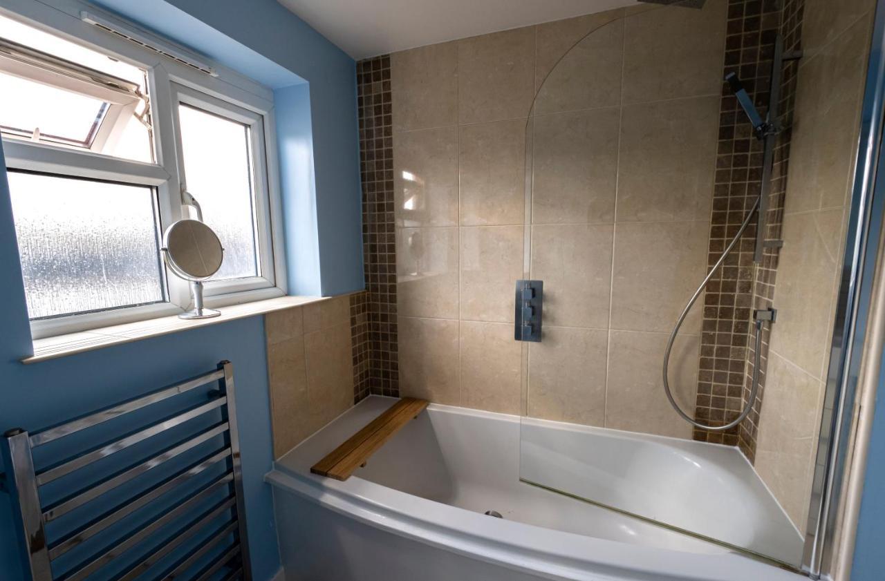 Immaculate 2-Bed Apartment In Isleworth By River Екстер'єр фото