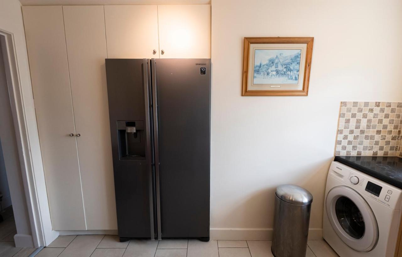 Immaculate 2-Bed Apartment In Isleworth By River Екстер'єр фото