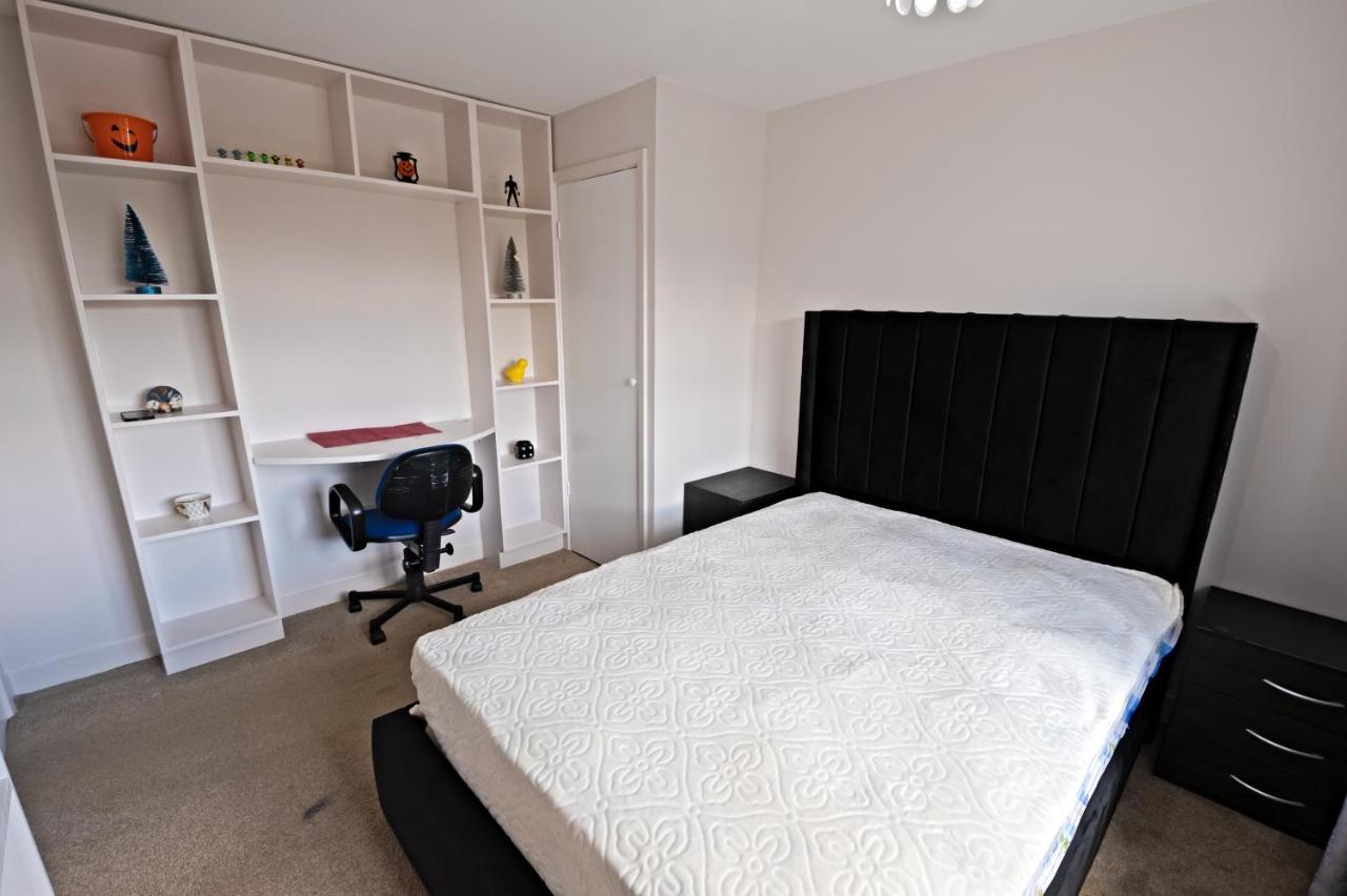 Immaculate 2-Bed Apartment In Isleworth By River Екстер'єр фото