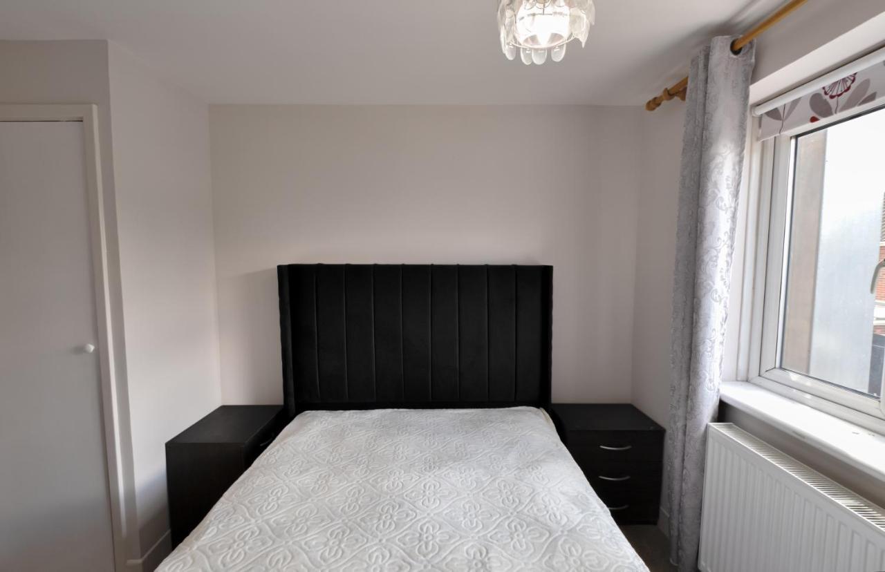 Immaculate 2-Bed Apartment In Isleworth By River Екстер'єр фото